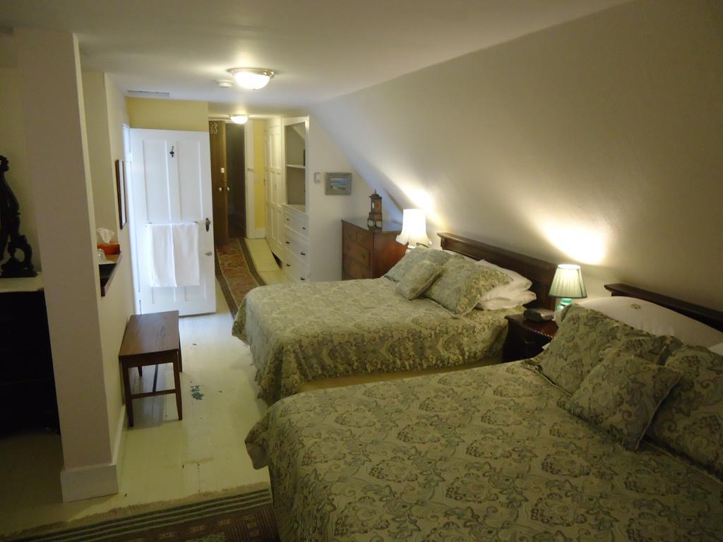 Governor'S Mansion Inn Miramichi Room photo
