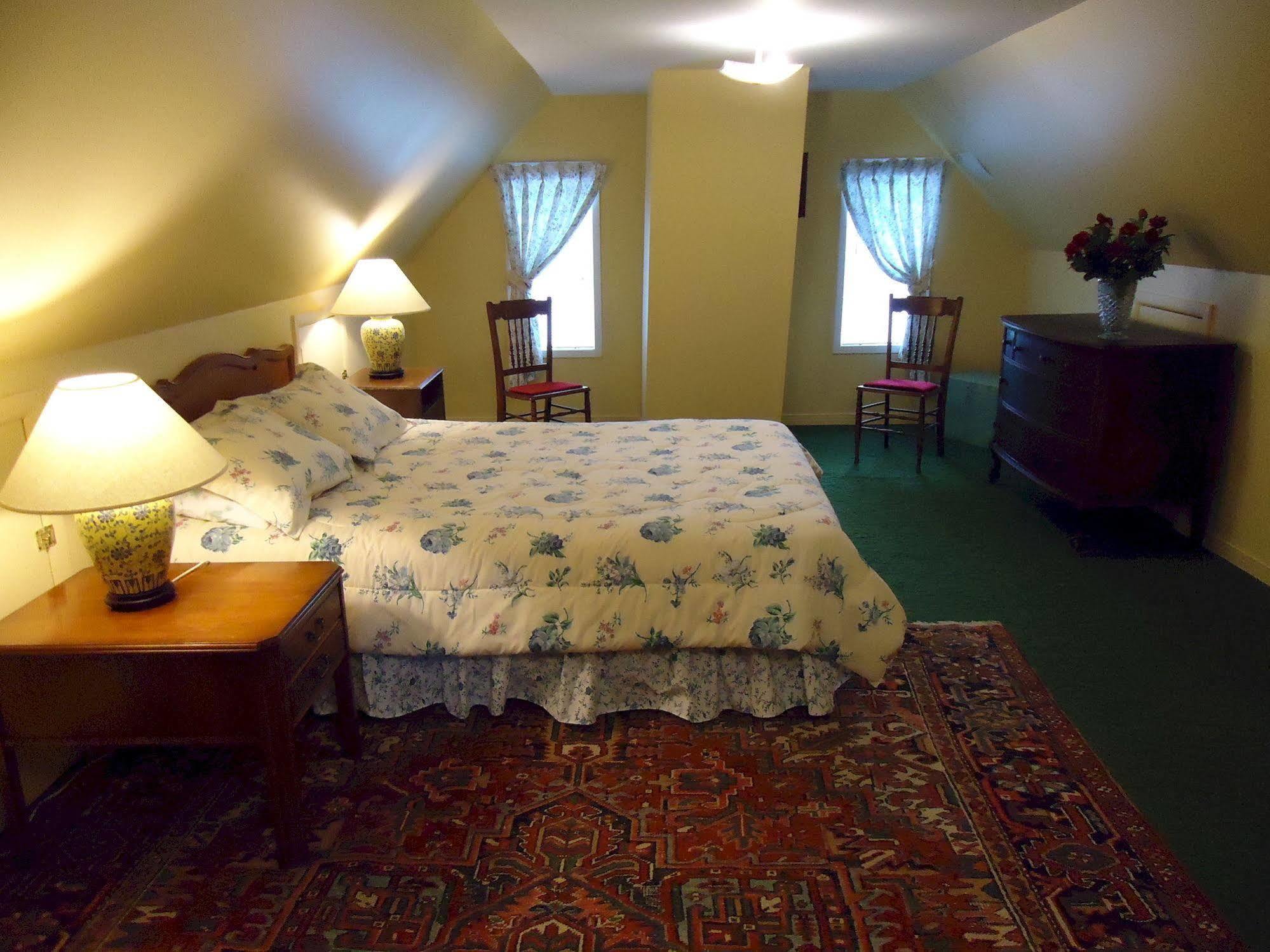 Governor'S Mansion Inn Miramichi Exterior photo